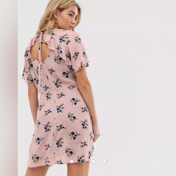 Boohoo Tea dress with open back and angel sleeve in pink floral - Picture 2 of 9